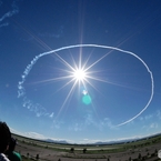 まるで太陽を囲うように