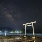 白い鳥居と天の川