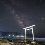 白い鳥居の鵜原海岸