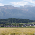 鳥海山の麓を行く