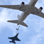 秋空に舞う