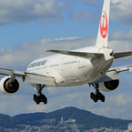 [青い空]　JAL 777-300 JA945J Landing