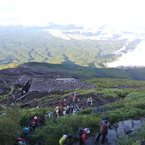 ご来光へ向けて歩く登山者