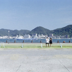 関門海峡と外人さんお二人