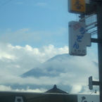 車窓の山