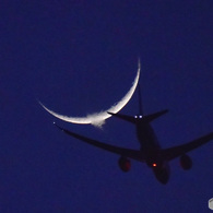 或る時のお月様と飛行機 (旅客機)