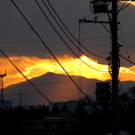 鉄塔と、電信柱と、雲と山の間の光