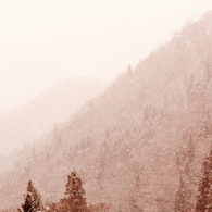 吹雪の雪山