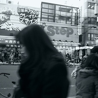 日本橋を行き交う人々