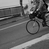 坂道を自転車で駆け下りて