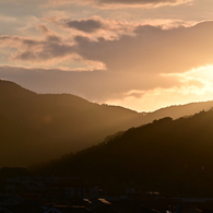 稜線を降る夕陽