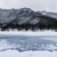 凍りついたダム湖