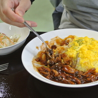 友達のオムハヤシの方が美味そうに撮れている（笑）