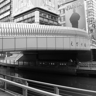 橋を渡る人