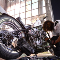 渋谷のど真ん中でバイクが壊れて修理するの図