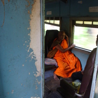 スリランカ・坊さん電車で一眠り。