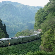 新緑の非電化路線を行く四季島 