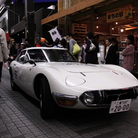 街中に現れたトヨタ2000GT