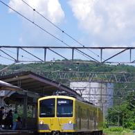 夏空の駅に憩う