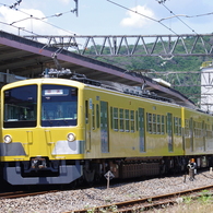 高麗駅で憩う101系