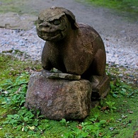 壊れたこま犬