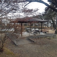 烏ヶ森公園の大きな池の休憩所（2月1日）