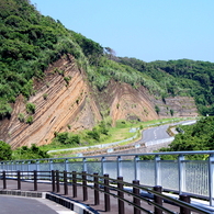 うねる地層断面