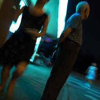 夕涼みする老人とジョギングする婦人