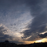 夕日を覆う黒い雲