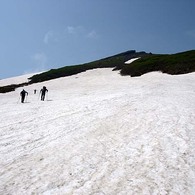 鳥海山大雪渓を登る