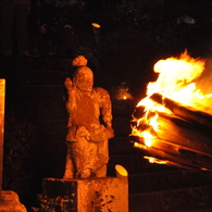 成仏寺修正鬼会　大松明と仁王