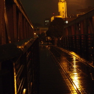 雨に濡れる橋