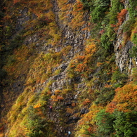 紅葉の岩場を登る