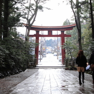 雨の正門