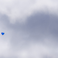 空に浮かぶ青い心