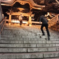 宇都宮二荒山神社に駆け寄る人。