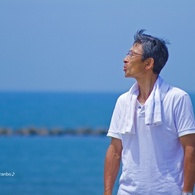 口笛を吹く男