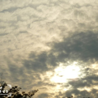 雲間から陽が差して