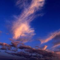 夕焼け空に龍の舞う