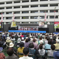 地方からの招待チームの演技
