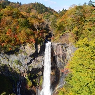 華厳の滝と紅葉