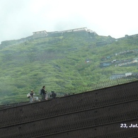富士山アタック黒鳥隊。6合目を通過後に見上げる7合目8合目。中央上の山小屋まで2