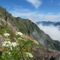 ザンゲ岩からシンセン岩峰を望む