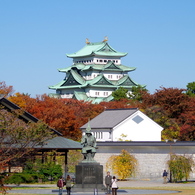 名古屋城と加藤清正像