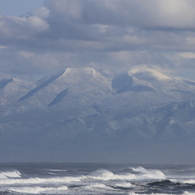 荒れる海と静かに待つ山