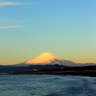 2013年　初日を見つめる富士