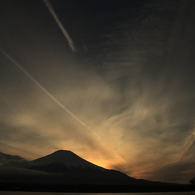 山中湖の夕景と白い３本線
