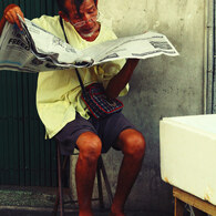 タイ、新聞を読む老人