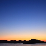 薄明の夕空に浮かぶ島