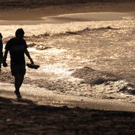 裸足で歩く砂浜